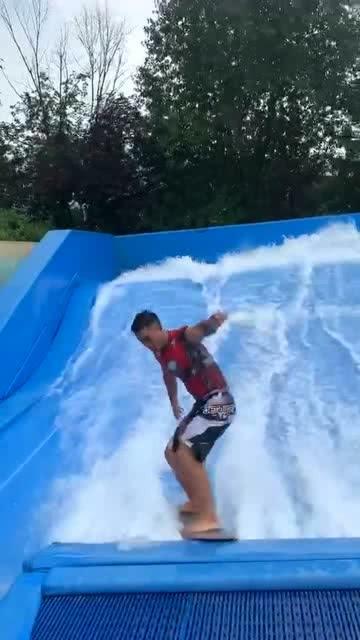 救援臭美男孩